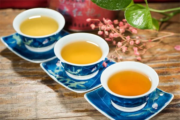 芝生の種まきと雑草対策、正しい順番は？プロが実践するタイミングのコツ